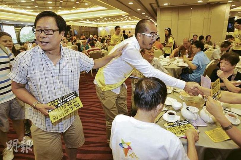 人民力量黃毓民（左）於藍田啟田為其黨友、九龍東候選人黃洋達（右）拉票，受支持者歡迎。（葉家豪攝） 本身為新界東候選人的長毛梁國雄（右），昨跨區到九龍東為陶君行（左）拉票，兩人昨午乘車在區內巡遊，透過大聲公高呼口號。（尹錦恩攝） 立法會九龍東候選人謝偉俊（圖）於淘大拉票期間，遇上社民連狙擊，社民連新東候選人梁國雄更在後方，舉起「沒有更無恥，只有更無恥」的紙牌，謝偉俊背對示威者並保持笑容，繼續揮手拉票。  （葉家豪攝）