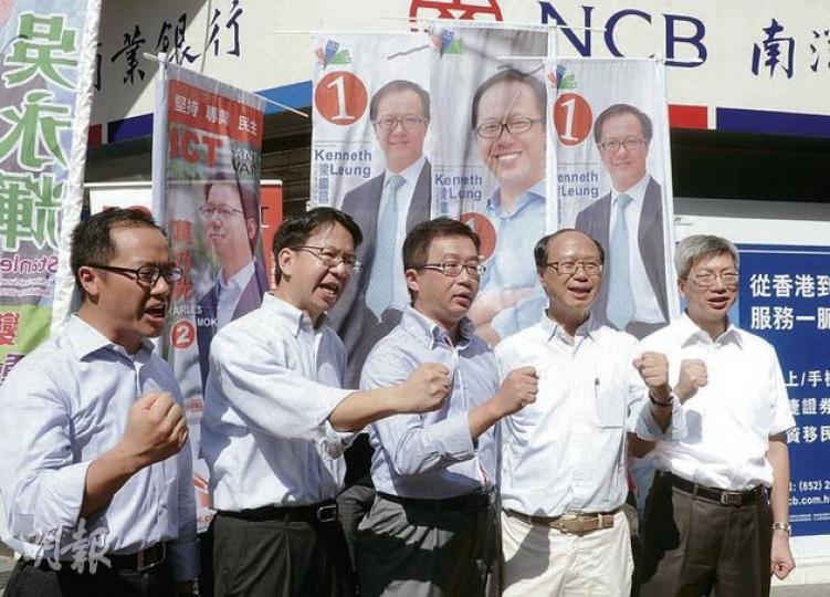 公共專業聯盟5名參與傳統功能界別的候選人，昨日拉票時高呼口號。（陳淑安攝）