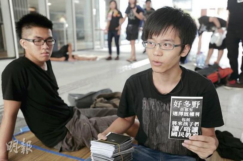 麥同學（右）和他的同學準備通宵留守政府總部，然後讓學聯明天罷課行動接力，繼續爭取撤回國民教育科。（尹錦恩攝）