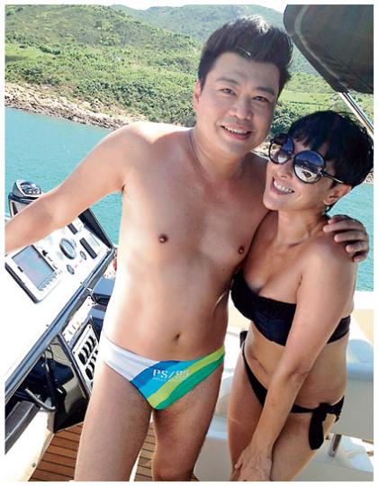 阮兆祥變身肌肉男，連大肚腩也消失了，難怪連身穿三點式的上山安娜也被比下去了。（微博圖片） 阮兆祥在自己的微博只上載露兩點的照片，較為含蓄。（微博圖片）