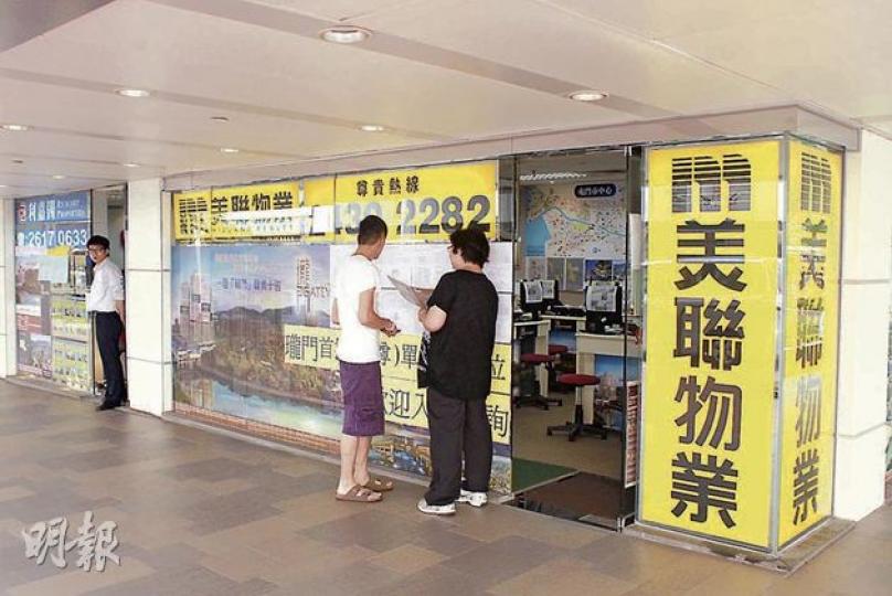 屯門新盤瓏門以破紀錄開價後，不少買家亦到代理行查詢瓏門開售詳情。（鄒凱婷攝） 市民心聲﹕現居港島區的李先生表示，現時樓價「高得好離譜」，他擬將現時港島區物業給予兒子作新居，故打算斥約200萬元於屯門區物色新居所，暫無意考慮新盤。（鄒凱婷攝） 市民心聲﹕居住屯門逾30年的周太坦言，瓏門開價非常高，「根本唔係我哋買，有咁多錢都唔使住屯門」，她指項目位置交通方便，料吸引不少內地買家。周太續稱，由於二手樓價亦被扯高，已放售一直用作收租的居屋單位，期望善價而沽。（鄒凱婷攝）