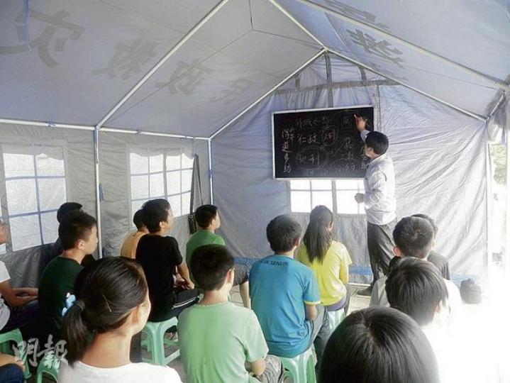 昨日災區的帳篷學校開學，天氣濕熱，教學環境令師生難受。（李泉攝） 由於房屋在地震中成為危房，災民紛紛將家中值錢物品全部搬出，免再招損。（李泉攝） 災民劉鳳全的屋頂瓦片被震掉多處，成為「透光屋」，牆身也有多處裂縫變成危房。（李泉攝）