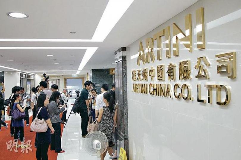 雅天妮高層避見傳媒，大批記者只有在沒有冷氣的走廊「焗住等」。（林俊源攝） 雅天妮公司樓下報攤檔主（圖）表示，5月時曾見過公司老闆謝超群，對方還請她吃飯，覺得對方當時精神沒什麼異樣。（明報記者攝）