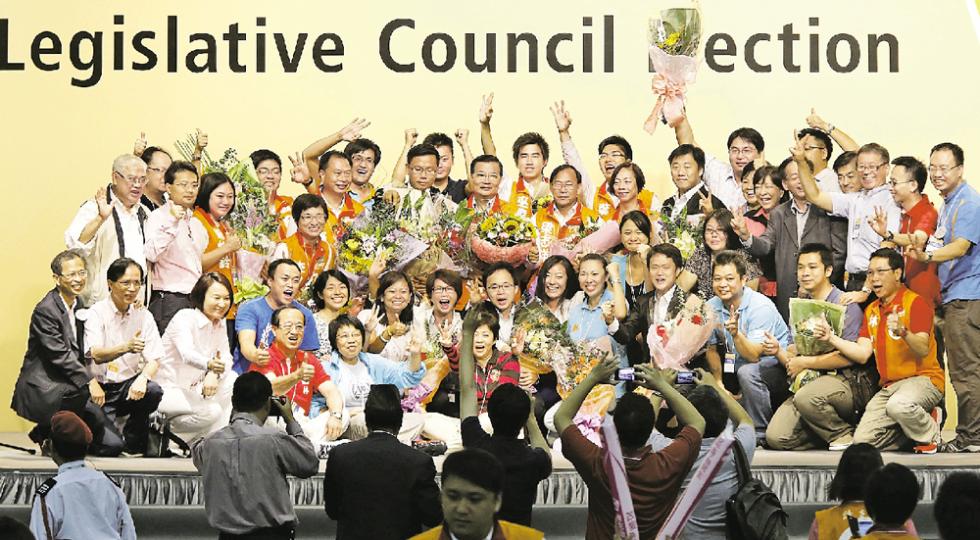 民建聯配票策略成功，派出3張名單出選新界西，結果譚耀宗、陳恒鑌及梁志祥齊齊晉身立法會，選管會宣布結果後，民建聯一眾黨友及助選團齊齊上台祝捷。（李澤彤攝） 公民黨在今屆直選的策略備受非議，但爭取連任的兩女將余若薇（左一）及陳淑莊（左二）雖敗選，仍能保送兩男將郭家麒（右一）及陳家洛（右三）入立法會。（余俊亮攝）