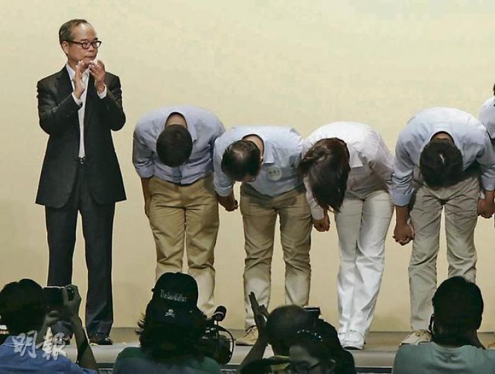 5個超級議席中，建制派取得兩席，得票19.9萬的民建聯副主席劉江華（左一）落敗，宣布結果時他站在台上，拍手祝賀其他當選人，看着高票當選黨友李慧琼（右二）的團隊鞠躬致謝時，他只能勉強微笑。（李澤彤攝） 民主黨涂謹申（前排左二）、民主黨何俊仁（前排左一）和民協馮檢基（前排左三）齊齊勝出超級區議會議席，超選被視為泛民與建制重要戰場，但因泛民地區直選受挫，勝出者均未有表現得太興奮。（李紹昌攝） （明報製圖）