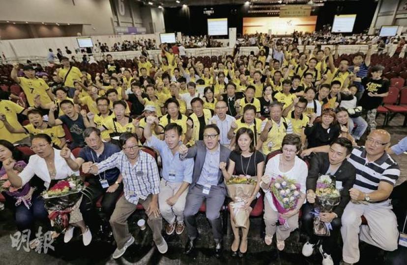 人民力量今屆選舉取得逾17萬票，與路線相近的社民連合共取得逾26萬票，比民主黨及公民黨各自得票多，昨晚點票大會其助選團亦織出一片「黃海」。（李澤彤攝）