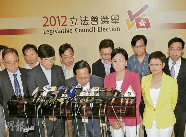 民主黨昨早在直選結果公布後不久召開記者會，主席何俊仁（前排右3）宣布辭去黨主席一職，由劉慧卿（前排右2）暫代。（李紹昌攝）