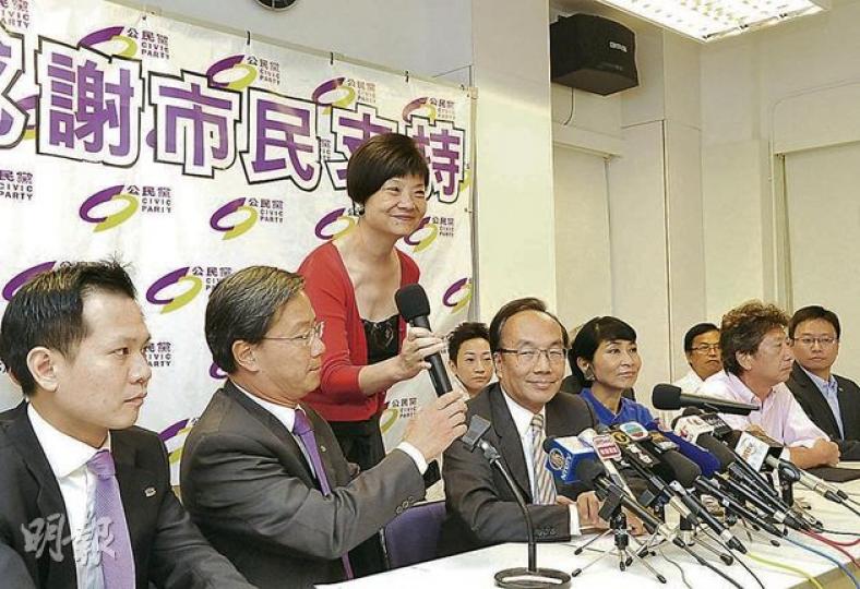 公民黨黨魁梁家傑（前排左三）沒回應該黨部署是否太貪心，致其他泛民候選人墮馬；在新西落敗的余若薇（後排紅衫）表示，別以為選民不投公民黨，就會投給其他泛民政黨。（陳淑安攝）