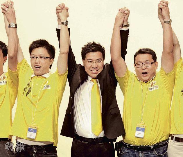 政改後退出民主黨另起爐灶的新民主同盟范國威（中），在選舉中取得2.8萬票，取得新東末席，是該黨零的突破。（余俊亮攝） 32歲的民建聯何俊賢高票當選漁農界，為民建聯增添多一個功能界別議席。該黨在是次選舉，由原來的10席增至13席。（余俊亮攝） 公民黨毛孟靜（左二）上屆以1.7萬票飲恨九西，今屆奪得近3.8萬票，以第三名當選，首次進入議會。右一為名單排第二的王德全。（鄧宗弘攝）