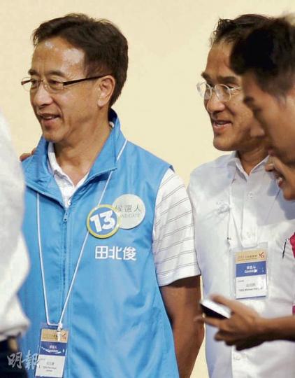 離開自由黨加入新民黨的田北辰（左二）出戰新西當選，將和屬自由黨的哥哥田北俊（左一）齊齊做立法會議員。（張景寧攝） 自由黨劉健儀（前）落選後決定辭任主席，榮譽主席田北俊認為她的落敗是「自由黨、立法會以至香港的輸」。（劉焌陶攝）
