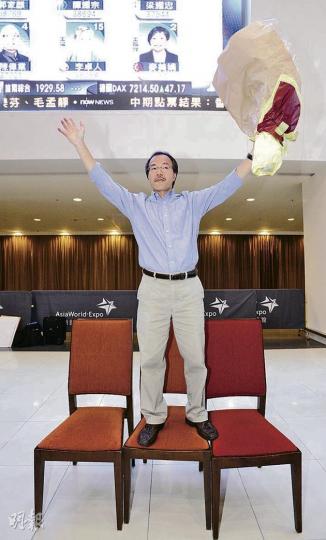 工黨帶唔晒助選團入點票區，決定喺場外睇直播，仲擺幾張櫈搭咗個臨時舞台，圖為場內宣布張超雄當選，佢企上張櫈向助選團謝票。（鄧宗弘攝）