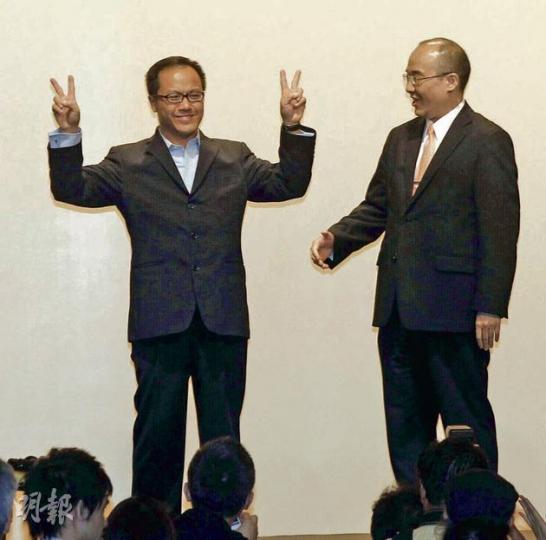 泛民的梁繼昌（左）在會計界當選，擊敗與發展局長陳茂波關係良好的林智遠（右）。（李紹昌攝） 法律界議席由公民黨郭榮鏗（左），成功從黨友吳靄儀手中接棒，而對手王桂壎（右）在宣讀選舉結果時也大方祝賀。（余俊亮攝） 資訊科技界的莫乃光2008年以35票之微落敗，今屆捲土重來取得「2828（易發易發）」好意頭票數，擊敗老對手譚偉豪。（余俊亮攝） 教育界議席由教協總幹事葉建源（中）當選，從教育界議席退下的張文光（右）上台道賀，喜獲接棒人。（李紹昌攝）