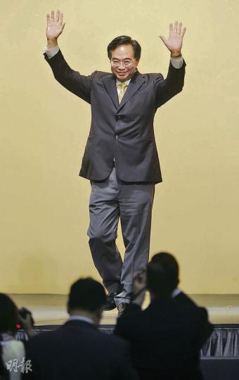 屬「梁營」的盧偉國當選工程界議員，擊敗自1997年起出任該界別議員的何鍾泰。（余俊亮攝） 建築、測量及都市規劃界，「梁粉」謝偉銓（右）僅以61票險勝，難怪當選後笑不攏嘴。（余俊亮攝）