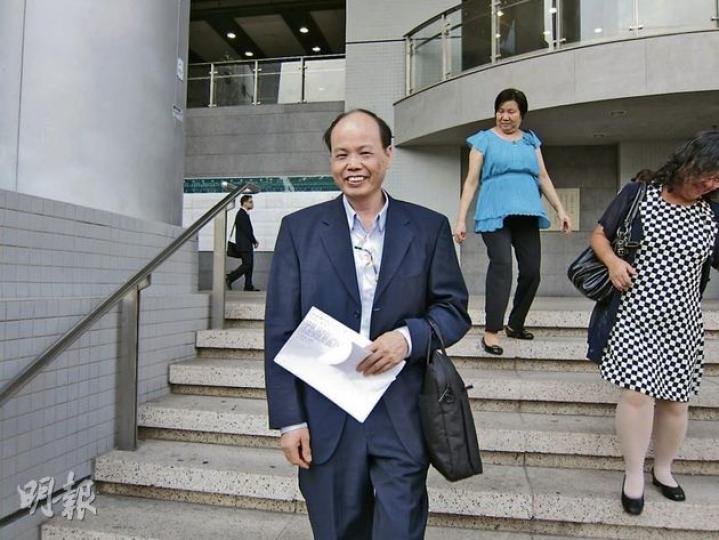被控非禮的黎錦佛昨由友人陪同離開法院。（林綺琪攝）