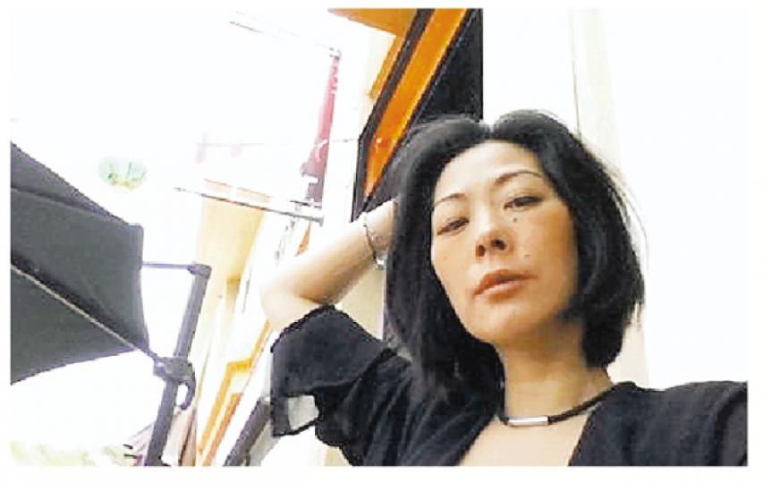 關淑怡一向前衛自我，即使拍照也擺出cool爆甫士。（微博圖片）