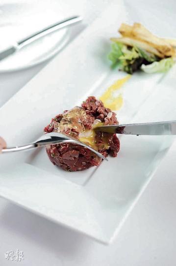 Classic Beef Tartare with French Fries﹕生牛肉批內包着以攝氏65度慢煮12分鐘的流心鵪鶉蛋，混合批上的牛肉湯凍同吃，牛肉嫩滑無比，口感豐富。（$168，Le Salon）（葉思雅攝） 鵪鶉蛋（$12/24隻，錦記）（陳淑安攝） 迷你熱鍋鵪鶉蛋雞肉丼 - 有點似窩蛋牛肉飯，賣相十分精緻。（$50，Rasuperman）（陳淑安攝）