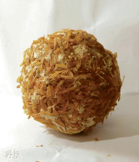 皮蛋（$3/隻，錦記）（陳淑安攝） 梁錦棠（陳淑安攝） 大師姐表示，皮蛋蛋殼黑點愈多，表示醃製時間愈長，故圖左的皮蛋蛋殼沒有黑點，絕大多數是溏心；右邊的皮蛋蛋殼雖有數個黑點，但不算多，估計也屬溏心，不過最好先吃黑點較多的那隻。（葉思雅攝）