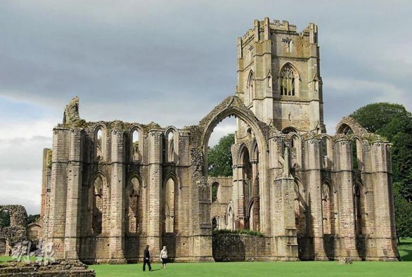 Fountains Abbey是全英國最大的修道院遺蹟，高50米的塔樓仍屹立不倒。（郭瑋瑋攝） 修士宿舍裏，仍可見當年支撐屋頂的石柱。（郭瑋瑋攝） Fountains Abbey每年都舉行不少活動，記者到訪時便碰上一班中世紀愛好者，紮營重現15世紀的生活。（郭瑋瑋攝） 修道院廚房的煙囪依然矗立。（郭瑋瑋攝） Fountains Abbey部分建於Skell River之上，可見當時的建築技術已相當成熟。（郭瑋瑋攝） 平信徒宿舍的屋頂出奇地保留完好，成為拍照勝地。（郭瑋瑋攝） The World 