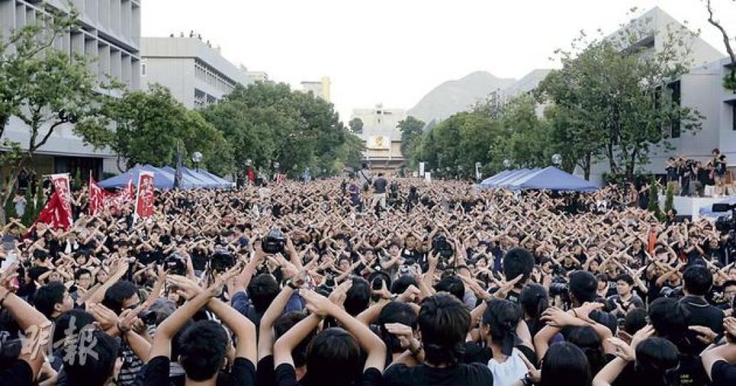 8000名大專師生響應學聯9．11罷課行動，參加者齊做「反國教」交叉手勢，以示大專生堅持不撤科不罷休。（李澤彤攝） 早前參與絕食要求政府撤科的中大新聞及傳播學院教授馬傑偉，表示一度因擔心面對傳媒及影響工作考慮放棄，最後因國教科侵犯其底線，決定站出來表達訴求。（李澤彤攝） 8000名八大、樹仁、恒管及珠海等自資院校師生穿黑衣前往中大罷課4小時，「染黑」百萬大道，其間高呼「不撤就罷反洗腦」等口號。（郭慶輝攝）