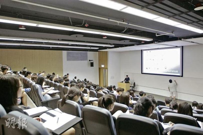 中大社會學系副教授陳健民早前表示學生可安心罷課，但昨日所見，120多名報讀學生中，逾90人堅持上課。（郭慶輝攝） 中大新傳學院教授蘇鑰機（右）的課，本有70多名學生，大部分同學拿取課程綱領後隨即往集會，不消一會課室已空空如也。（郭慶輝攝）