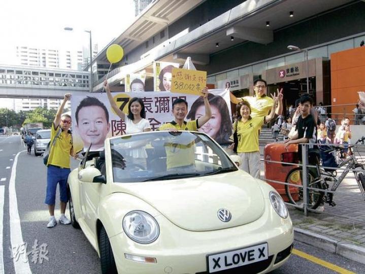 循新界東出選勝出的「慢必」陳志全（車上右方）昨與拍檔袁彌明（白衣）到將軍澳謝票。陳日前公開同性戀者身分，是本港首名「出櫃」議員，他表示日後在議會內會積極推動社會關注性傾向歧視。（袁柏恩攝）