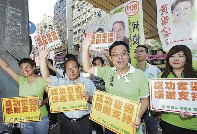 當選立法會超級區議會議員的民主黨涂謹申（前右二）、何俊仁（前左二），以及九龍西當選的黃碧雲（前左），昨到太子謝票。（鄧宗弘攝）