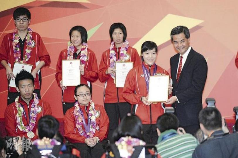 奪得3金3銀6銅嘅香港殘奧代表團噚日凱旋，喺機場接受特首梁振英（右一）頒發表揚獎狀。（鄧宗弘攝）
