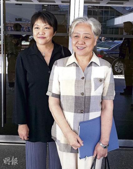 汕頭大學副校長、李嘉誠基金會顧問蕭澤麗（左）及國家教育部前副部長韋鈺（右），昨出庭為周凱旋作供，兩人指周熱心慈善及教育事業。（梁珮珊攝）