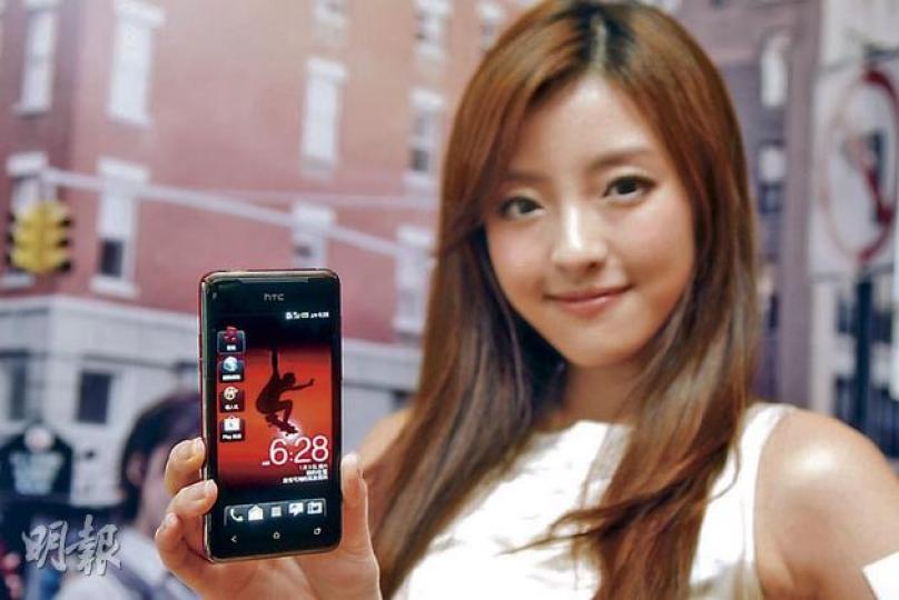 HTC J玩日系設計，外形流麗，紅色底殼版本更是sharp醒過人！（$4498）（林俊源、藍逸晴攝） （林俊源、藍逸晴攝） 機身插槽加有防塵蓋設計。（林俊源、藍逸晴攝） 內置800萬像素相機和LED閃燈。（林俊源、藍逸晴攝） 喇叭設於機背近底部位置。（林俊源、藍逸晴攝） 鋰電池採用較方便的可拆式設計。（林俊源、藍逸晴攝） 提供黑、白、紅三色機身選擇。（林俊源、藍逸晴攝） 於功能主頁可加設多達12個功能快鍵圖示。（林俊源、藍逸晴攝） 支援Dropbox雲端服務，以存取或備份各種資料。（林俊源、藍逸
