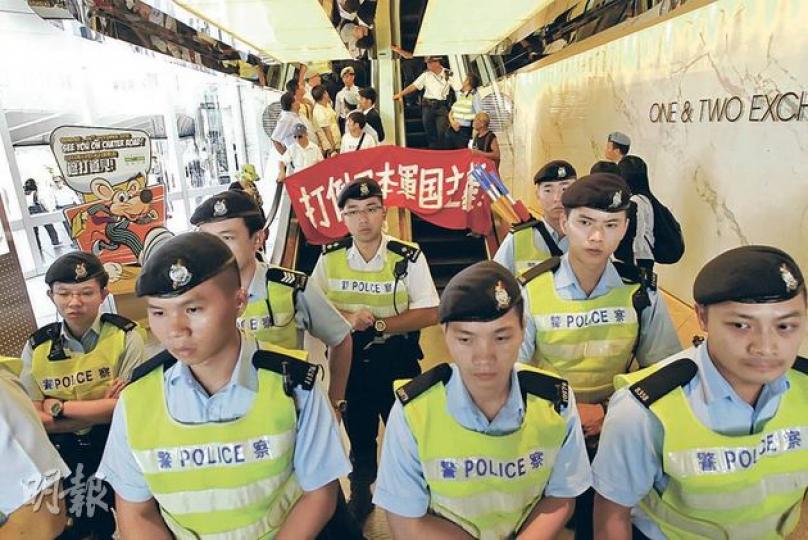 本港保釣人士昨日到日本總領事館外抗議，大批警員戒備。（李紹昌攝）