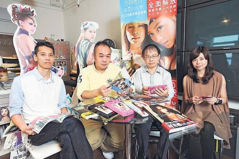 GME行政總監鄺君賢（左二）和三貓影室董事翁紀明（右二）、創作總監邱偉成（左一）、項目經理蘇泳瑗（右一）深信，網模生意有很大發展空間，若在「淘寶網」幹得出色，甚至可以吸引到外國網站合作。（葉思雅攝）