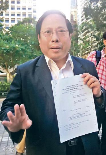 何俊仁認為選舉呈請有合理勝算，又指梁振英有可能被傳召出庭作供，接受其代表律師盤問。（梁珮珊攝） 高院昨拒絕梁振英剔除呈請的申請，特首辦發言人未有回應。圖為特首梁振英昨出席倫敦殘疾人奧運會中國香港代表團返港歡迎儀式。（鄧宗弘攝）
