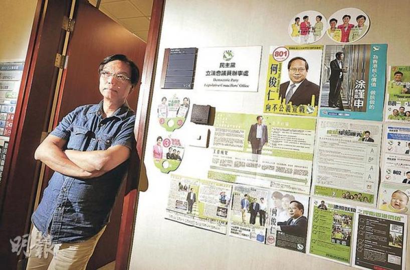 連任失敗的黃成智，質疑有候選人以鬧人「博大霧」當選，「（參選）無乜意義」。（李澤彤攝）