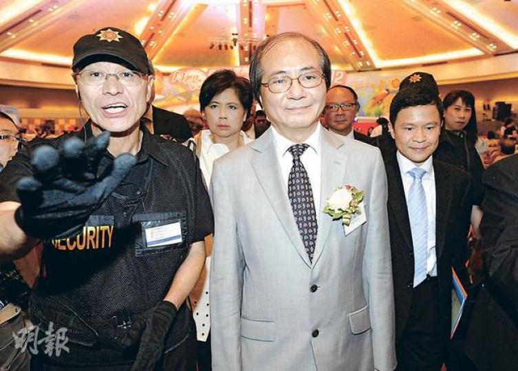 教育局長吳克儉（右）主持敬師日慶典，重申作為中國人認識國家是天經地義的事，教育局反對以罷課形式表達反國教科立場。（鄧宗弘攝）