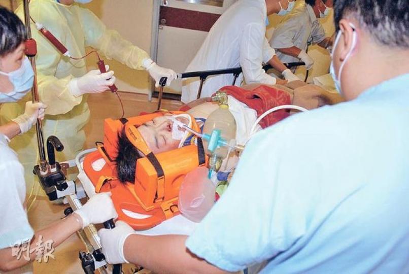 22歲清潔工前晚在機場地庫禁區遭一輛懷疑逆線行駛的電動行李車輾過左腳，他送院時已昏迷（圖），左腳傷口一直流血不止（圖2），最終需切去小腿保命，其父稱會追究到底。（伍浦鋒攝）
