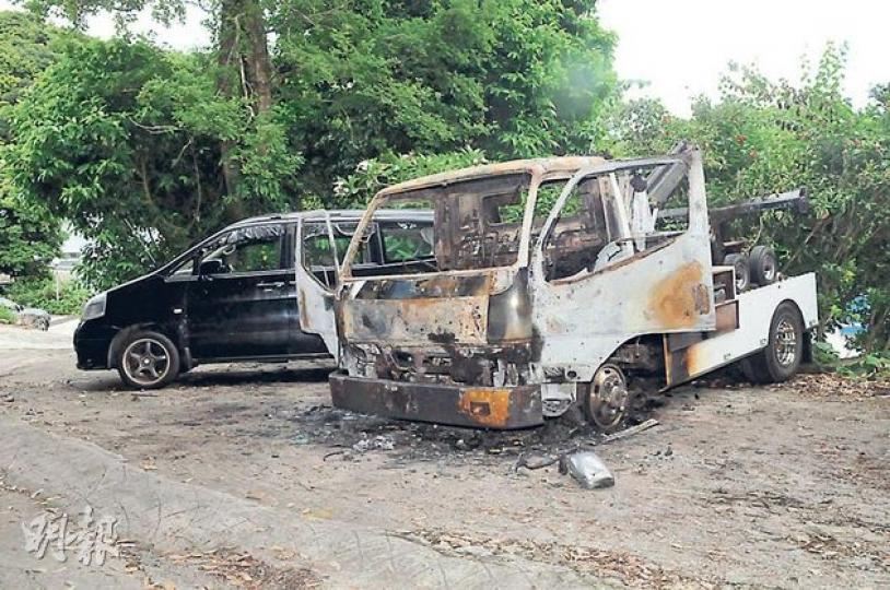 將軍澳馬游塘村的火燒車案，貨車付諸一炬，幾成廢鐵。（林錫禮攝）