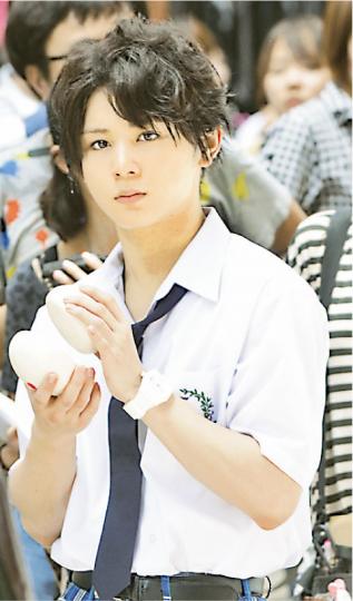 涼介來港拍《金田一》，穿上校服在鬧市拍攝，卻激起市民反日情緒被罵。（攝影﹕劉永銳、黃梓烜、梁榮達） 日本青春女星川口春奈人氣上升，擔演《金田一》女主角美雪。（攝影﹕劉永銳、黃梓烜、梁榮達） 春奈狠狠將旅遊書打向涼介，涼介配合彈開。（攝影﹕劉永銳、黃梓烜、梁榮達） 山田涼介重複拍攝這個將包放胸前的鏡頭。（攝影﹕劉永銳、黃梓烜、梁榮達） 涼介將兩個紅點包放在胸前兼俯身裝胸作勢甚搞笑，吸引大批途人圍觀。（攝影﹕劉永銳、黃梓烜、梁榮達） 有岡大貴造型很傻氣。（攝影﹕劉永銳、黃梓烜、梁榮達） 涼介當街被春