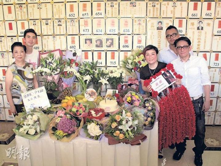 陳淑芬（右三）昨日與張徹太太、兒子陳家豪（左一、二）、哥哥生前助手Kenneth（右二）及連炎輝（右一）帶備鮮花、祭品到寶福山拜祭哥哥。（攝影/記者﹕陳釗） 兩名日本歌迷送上紅色千羽鶴給56歲冥壽的哥哥。（攝影/記者﹕陳釗）