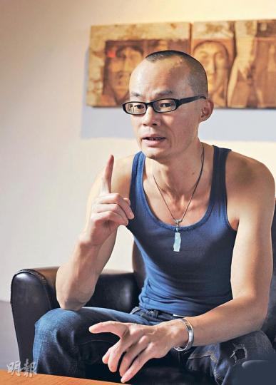 吳以強認為出現在媒體的不同聲音會互相抵消，最後什麼也聽不進去，但最重要是我們要有自己的思考和想法。（陳淑安攝） 政府推行的國民教育「當代國情」部分雖然暫時擱置了，但正如吳以強製作的作品反映，中港之間的關係絕對是個複雜的課題。（陳淑安攝）