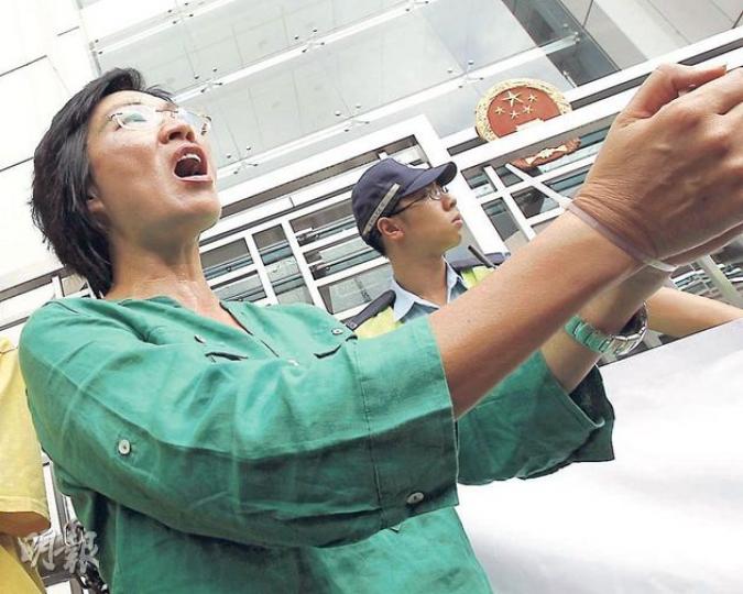 選舉後第四天，陳樹英帶隊去中聯辦示威，抗議湖南公安踐踏人權及新聞自由（相關新聞見另文），更帶頭以索帶綁起雙手以示抗議，強硬態度巾幗不讓鬚眉。陳樹英落選沒傷感，只為民主黨發展感憂心，期望下屆黨能重奪新西議席。（李紹昌攝） 李永達繼2000年後再度墮馬失去立法會議席，他不為生活擔憂，不為落選憂愁，只期望民主黨可重奪議席。談及太太陳樹英，他大讚對方比自己更勤力、更硬淨。 （葉家豪攝）