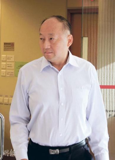 執業20多年的牙醫靳鎮城，為一名女童強行拔除阻生犬齒，令該病人流鼻血長達1小時。牙醫管理委員會裁定他專業失當，除牌3個月；他日復牌，亦要接受牙醫管理委員會派專人監管。（楊德銘攝）