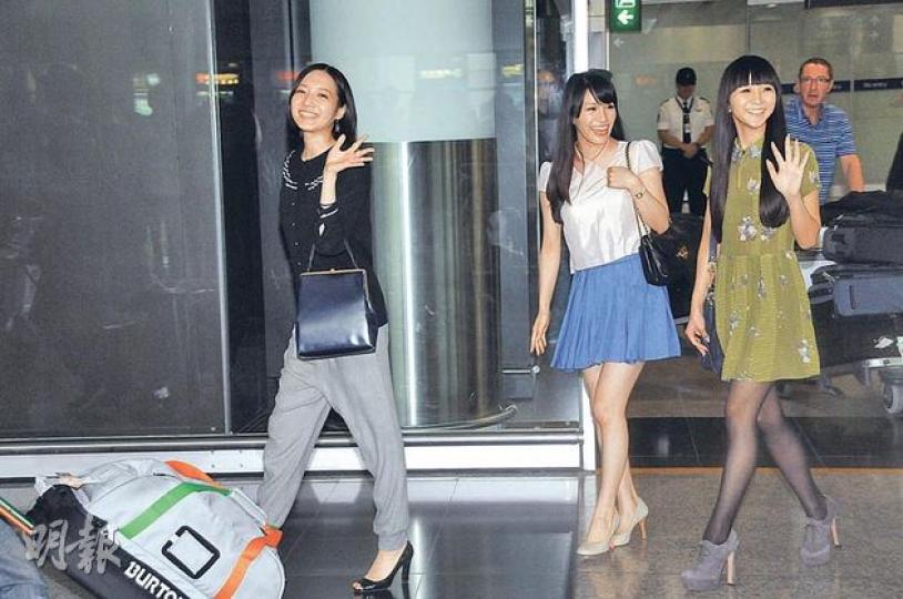 日本女子組合Perfume成員大本彩乃（左起）、西脇綾香、樫野有香步出機場時開心跟粉絲揮手打招呼。（攝影/記者：孫華中）