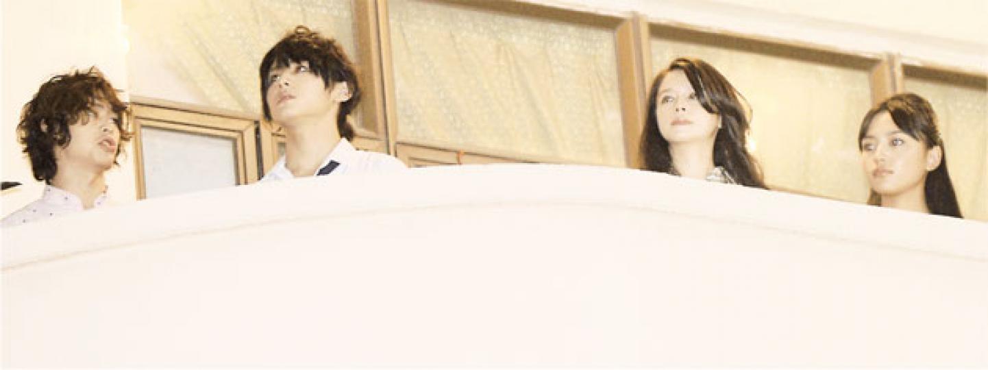有岡大貴（左起）、山田涼介、徐若瑄、川口春奈前晚在唐樓露台取景。（攝影/記者：劉永銳 黃梓烜 梁榮達） 山田涼介昨早在九龍城拍外景，在樹蔭下透涼。（攝影/記者：劉永銳 黃梓烜 梁榮達） 吳尊前晚大方任影兼展示《金田一》劇本。（攝影/記者：劉永銳 黃梓烜 梁榮達） 有岡大貴 （左起）、山田涼介、川口春奈昨早在酷熱天氣下拍攝，熱到皺眉頭。（攝影/記者：劉永銳 黃梓烜 梁榮達） 蔣嘉旻陪朋友看山田涼介拍戲。（攝影/記者：劉永銳 黃梓烜 梁榮達）