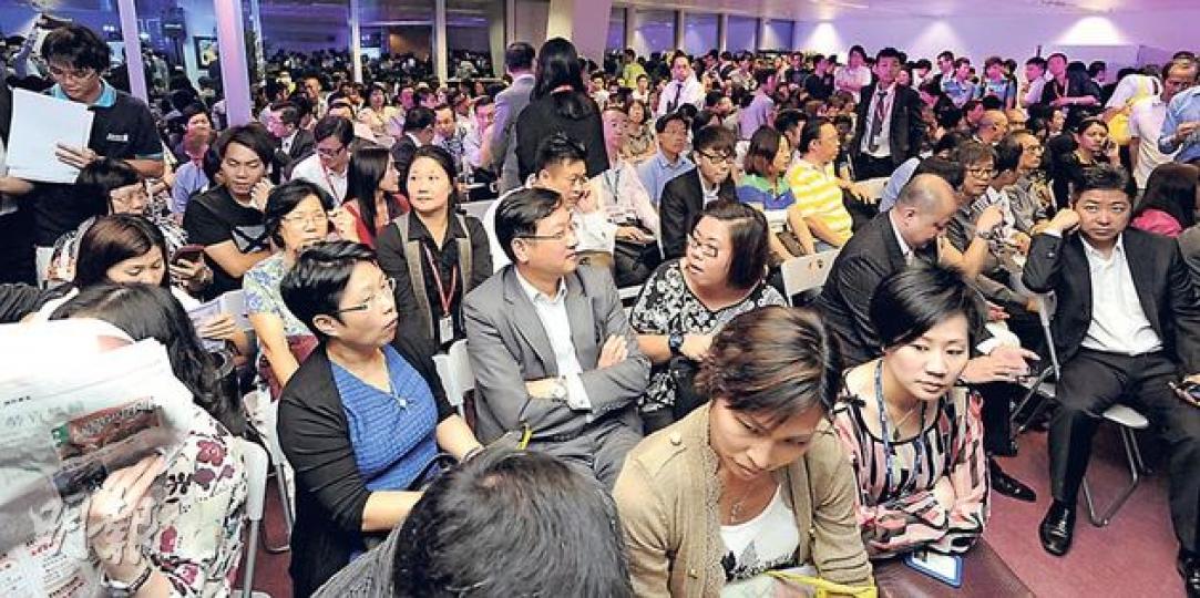買家無懼政府出招繼續入市，昨晚開售的馬鞍山新盤迎海，估計全晚售近300伙，佔可售單位近九成，是今年6月房協深水埗喜雅後，首天沽售比例最高的大型新盤。（尹錦恩攝）恒地副主席李家誠（圖左）表示，恒地支持金管局再出招以穩定樓市；圖右為恒地營業部總經理林達民。（尹錦恩攝）買家張小姐以500餘萬元購入一個600餘方呎兩房單位作自住，並會承造7成按揭；她認為，買樓「最緊要是自己計到數，政府是否出招，對自己沒有影響。」（尹錦恩攝）買家方先生指迎海價格算合理，購入單位會作自住用途；對金管局再收緊按揭，他指出﹕「