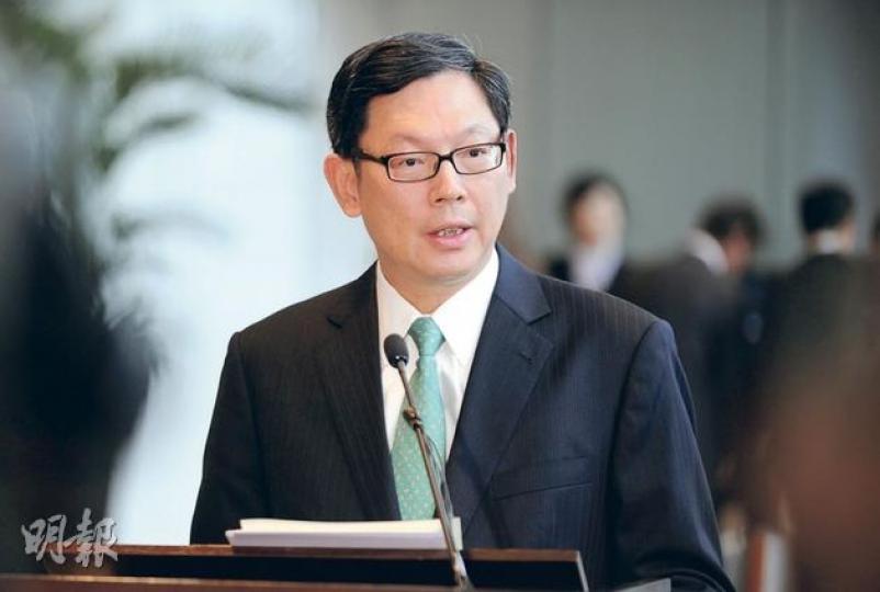 金管局總裁陳德霖昨午4時半會見記者，宣布推出4招冷卻樓市，包括限定按揭年期上限不得超過30年。（葉家豪攝）位於馬鞍山落禾沙的樓花盤迎海，昨晚推出330個單位。在金管局出招下仍有大批準買家到場揀樓，整晚預料售出近九成。（李紹昌攝）