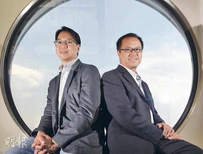 資訊科技界候任議員莫乃光（左）及會計界候任議員梁繼昌（右），堅拒加入政黨，未來4年將「行孖咇」在議會分工，並就議題交流意見。（郭慶輝攝）