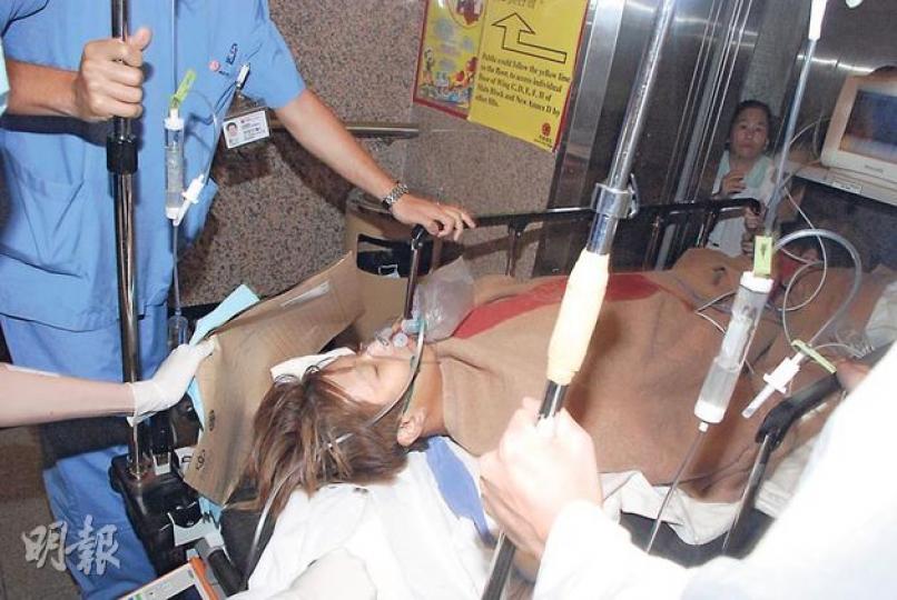 港鐵西環西港島線地盤一名23歲工人被挖土機壓住，其間疑腹部撞上硬物致肝臟破裂，由消防員救出送院後要即時動手術切除部分壞死的肝臟組織。（雲錦鋒攝）
