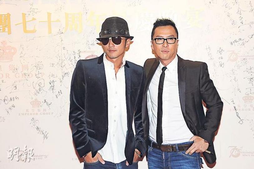 謝霆鋒與甄子丹同以黑白造型亮相。(攝影:鍾偉茵 林祖傑)劉德華暫且放低女兒,畀面出席。(攝影:鍾偉茵 林祖傑)陳寶珠的翠綠造型非常搶眼。(攝影:鍾偉茵 林祖傑)謝婷婷(左起)、安志杰、狄波拉相處融洽。(攝影:鍾偉茵 林祖傑) 謝霆鋒與甄子丹同以黑白造型亮相。(攝影:鍾偉茵 林祖傑)劉德華暫且放低女兒,畀面出席。(攝影:鍾偉茵 林祖傑)陳寶珠的翠綠造型非常搶眼。(攝影:鍾偉茵 林祖傑)謝婷婷(左起)、安志杰、狄波拉相處融洽。(攝影:鍾偉茵 林祖傑)