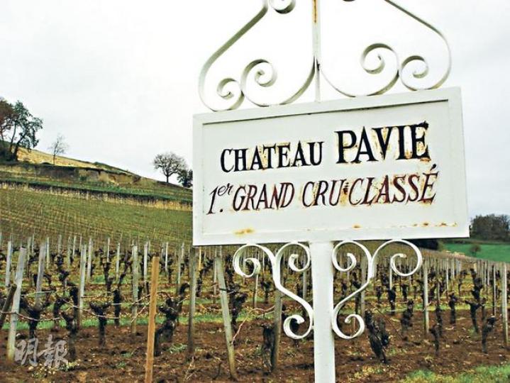 Pavie 2009年的出品獲酒評人Robert Parker評為100分。（周泇然攝）莊主早年已交得不少中國朋友，更有人為他以中文提了「大金鐘」字樣，現掛在酒莊當眼處。（周泇然攝）