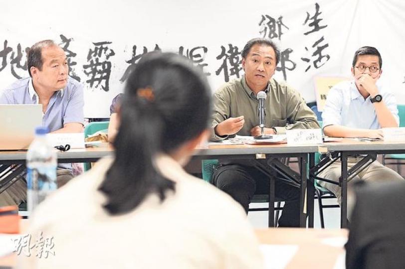 規劃署助理署長李啟榮（右二）回應村民時稱，會積極考慮村民訴求，但在諮詢報告完成前未能作出任何承諾。（鄧宗弘攝）